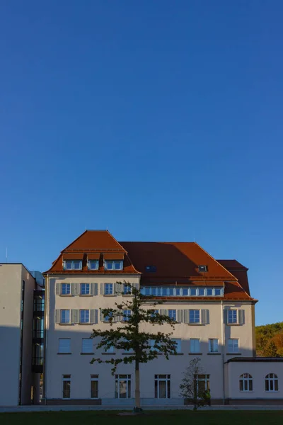 历史办公楼外墙在秋天晚上蓝天阳光照耀在德国南部 — 图库照片