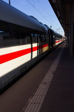 Bina mimari ve insanlar bir acele ve Ayrıntılar için tren tipik İstasyonu