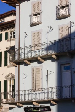 Verbania lago maggiore cepheler ve İtalya yerlerde parlak güçlü renkler altında mavi Akdeniz gökyüzü güneşli sabah bahar