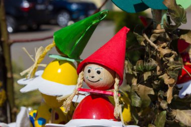 bir Paskalya'da dekore edilmiş tavuk cockchafer, maybug ve sembolleri geleneğin Çeşme kutlama