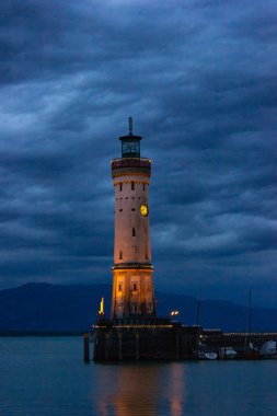 Konstanz Gölü, Güney Alman geç akşam Bodensee Lindau şehir limanında.
