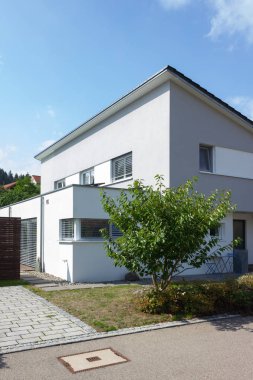 Köyün Güney Alman kırsalında modern mimari bakış.