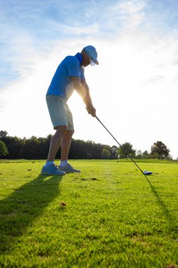 komuta sizde Güney Almanya yeşil çim üzerinde gün batımında parlayan güneş ışınları ile oynarken Golf