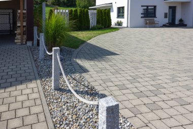 Güney Alman kırsalında modern yanları açık garaj ve yol ayrıntıları