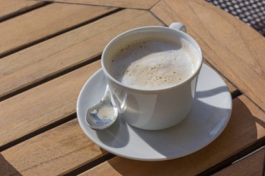 Espresso, şehir idyllics bahar çiçek ve aksesuarları preety ayrıntılarla kafede