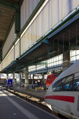 Bina mimari ve insanlar bir acele ve Ayrıntılar için tren tipik İstasyonu