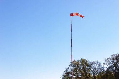 Aerodrome rüzgar vane sonbahar güneşli Güney Almanya'da