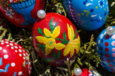 boyalı parlak renkler ve mevsimlik tasarım Çeşme kutlama dekore edilmiş tavuk üstünde Paskalya yortusu yumurta