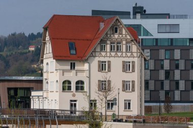 Güney Almanya tarihi bir şehir karışık çerçeve cepheler ve altın kaplama modern mimari