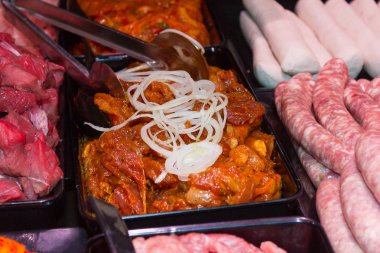 assorment sığır eti biftek ve sosis