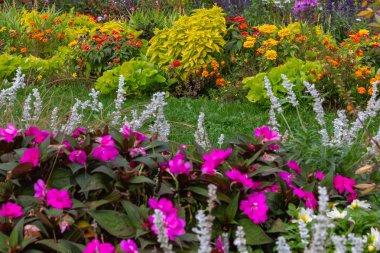 Güney Almanya yaz akşam tarihi kent, Şehir Parkı içinde renkli çiçekler