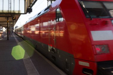 Bina mimari ve insanlar bir acele ve Ayrıntılar için tren tipik İstasyonu
