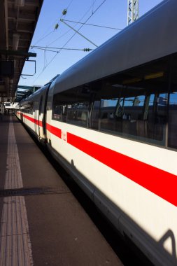 Bina mimari ve insanlar bir acele ve Ayrıntılar için tren tipik İstasyonu