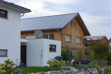 binalar bir yerleşim bölgesi olan Güney Alman Bavyera kırsalında modern mimari