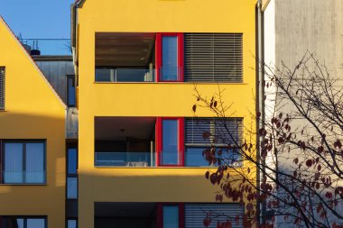 Şehir cepheler Güney Almanya'da mavi gökyüzü, binaların akşam düşmek