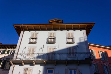 Verbania lago maggiore cepheler ve İtalya yerlerde parlak güçlü renkler altında mavi Akdeniz gökyüzü güneşli sabah bahar