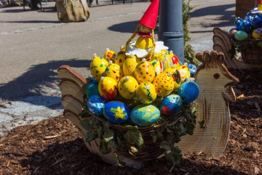 bir Paskalya'da dekore edilmiş tavuk cockchafer, maybug ve sembolleri geleneğin Çeşme kutlama