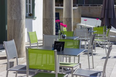 Espresso, şehir idyllics bahar çiçek ve aksesuarları preety ayrıntılarla kafede