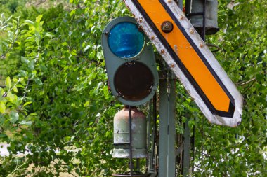 trafik işareti bahar güneşli günde Tren