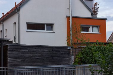 binalar bir yerleşim bölgesi olan Güney Alman Bavyera kırsalında modern mimari