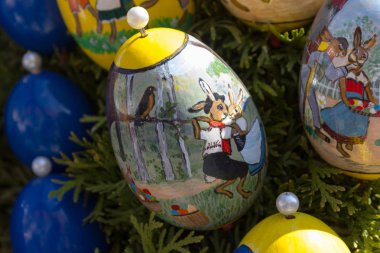 boyalı parlak renkler ve mevsimlik tasarım Çeşme kutlama dekore edilmiş tavuk üstünde Paskalya yortusu yumurta