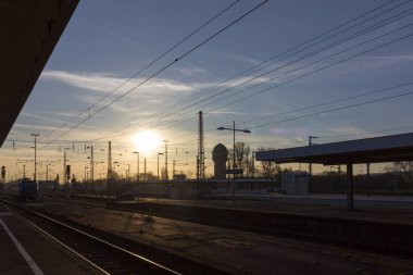 raylar ve çatı Tren İstasyonu güneşli sabah duygu ve taşıma ilham