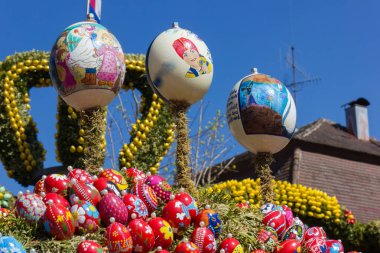 Paskalya Çeşme yumurta ve tavuk nesne dekorasyon kırsal Güney Almanya kırsal köy ile