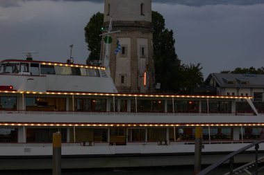 Harbour City Lindau Konstanz Gölü, Bodensee, geç akşam itibariyle bırakarak yolcu teknesi.