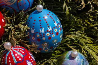 boyalı parlak renkler ve mevsimlik tasarım Çeşme kutlama dekore edilmiş tavuk üstünde Paskalya yortusu yumurta