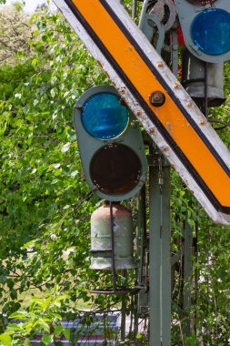 trafik işareti bahar güneşli günde Tren