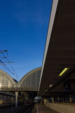 raylar ve çatı Tren İstasyonu güneşli sabah duygu ve taşıma ilham