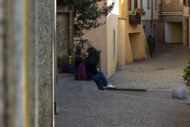 binalar, cepheler, romantik sokaklarda verbania İtalya Ticino'deki/daki oteller