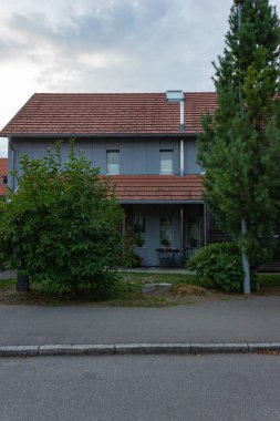 Bavyera kırsalında modern mimari bakış.