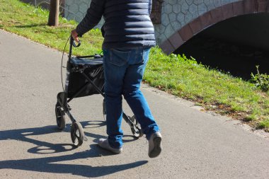 Bayan yürüyüş rollator sonbahar öğleden sonra şehir park Güney Almanya ile