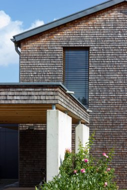 Güney Almanya Bavyera köyü alan ahşap ve modern yanları açık garaj