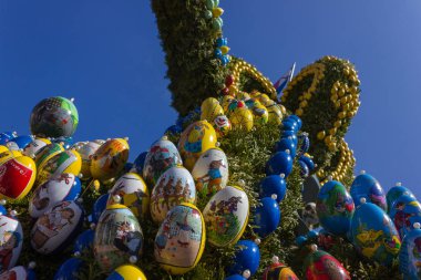 Paskalya Çeşme yumurta ve tavuk nesne dekorasyon kırsal Güney Almanya kırsal köy ile