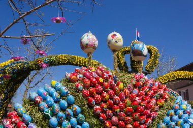 Paskalya Çeşme yumurta ve tavuk nesne dekorasyon kırsal Güney Almanya kırsal köy ile