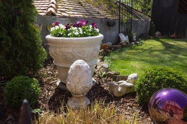 İlkbaharda Nisan Doğu Garden'da. Güney Alman kırsal.
