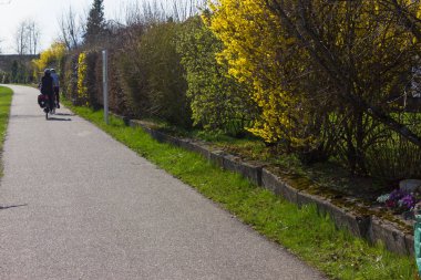 Mart ayında Münih şehir ve stutgart yakınındaki güney Almanya kırsal kırsal Doğu sezon sıcak güneşli bir açık alan fitness egzersiz