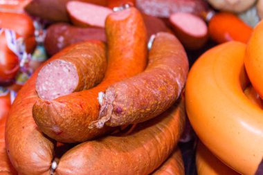 assorment sığır eti biftek ve sosis