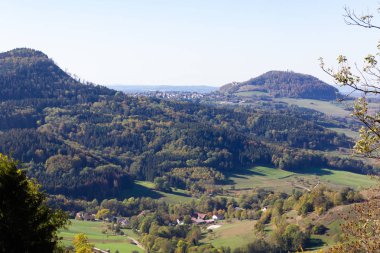 Pastırma yazı peyzaj dağlar renkli ağaç ve orman Güney Almanya kırsal kesimde