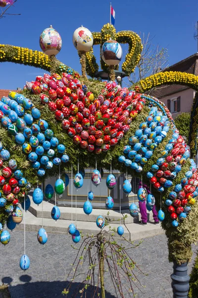 Fuente Pascua Con Huevos Decoración Objetos Pollo Pueblo Rural Del — Foto de Stock