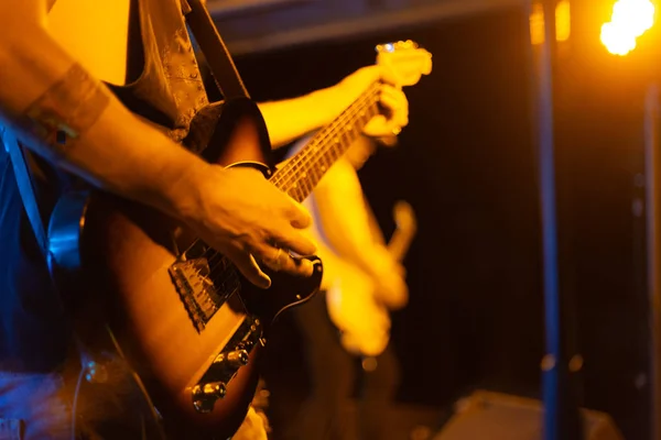 Guitarristas Escenario Con Fuerte Luz Colores Las Lámparas Fondo — Foto de Stock