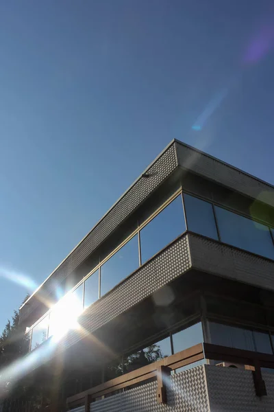 Fachada Del Edificio Oficinas Con Cielo Azul Ventanas Con Rayos — Foto de Stock