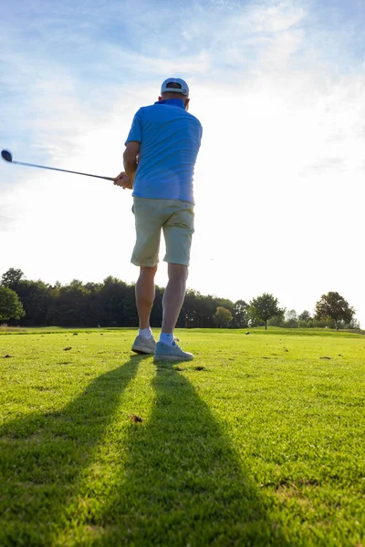 Hombre Mayor Jugando Golf Césped Verde Sur Alemania Atardecer Con —  Fotos de Stock