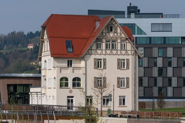 Rámu Fasády Zlatý Pokovené Moderní Architektura Smíšené Historickém Městě Jižní — Stock fotografie