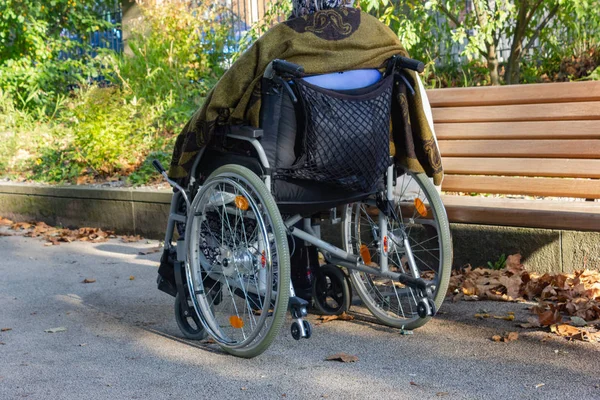 Äldre Dam Med Rullstol Ett Soligt Falla Kvällen Varm Ljus — Stockfoto