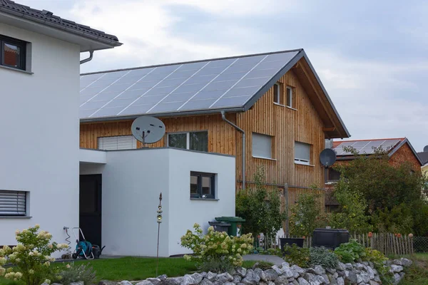 binalar bir yerleşim bölgesi olan Güney Alman Bavyera kırsalında modern mimari