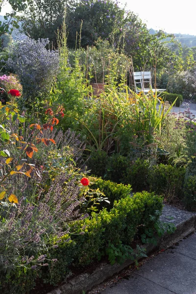 Stuga Trädgård Blommor Bayerska Landsbygden Sommarkväll — Stockfoto