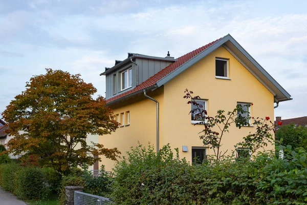 Yaz akşam Almanya'da kırsal mimari.